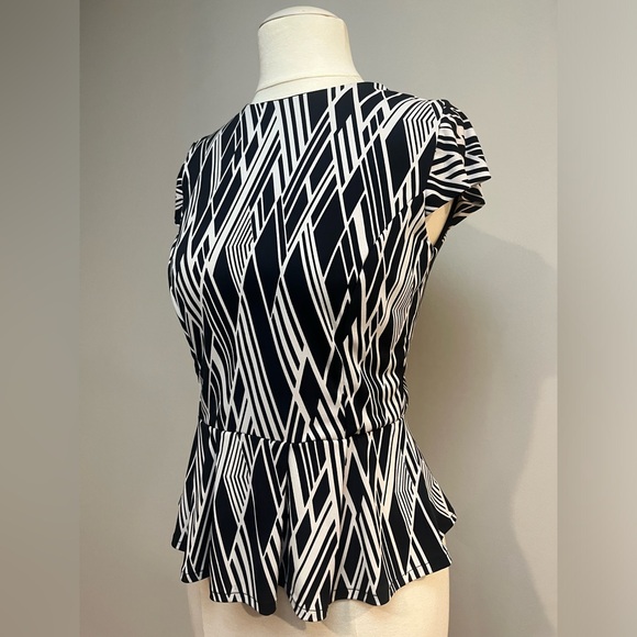 TIFFANYSLABEL BLACK & WHITE PRINT PEPLUM TOP SIZE MEDIUM W/CAP SLEEVES - Picture 2 of 6